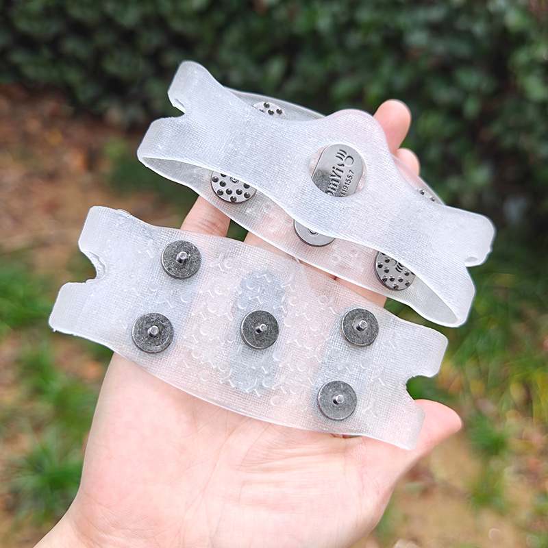 𝐂𝐫𝐚𝐦𝐩𝐨𝐧𝐬 𝐀𝐧𝐭𝐢-𝐒𝐥𝐢𝐩 𝐒𝐡𝐨𝐞 𝐂𝐨𝐯𝐞𝐫𝐬 𝐟𝐨𝐫 𝐎𝐮𝐭𝐝𝐨𝐨𝐫 𝐒𝐧𝐨𝐰 & 𝐈𝐜𝐞 – 𝐒𝐭𝐮𝐝𝐝𝐞𝐝 𝐓𝐫𝐚𝐜𝐭𝐢𝐨𝐧 𝐟𝐨𝐫 𝐁𝐨𝐨𝐭𝐬